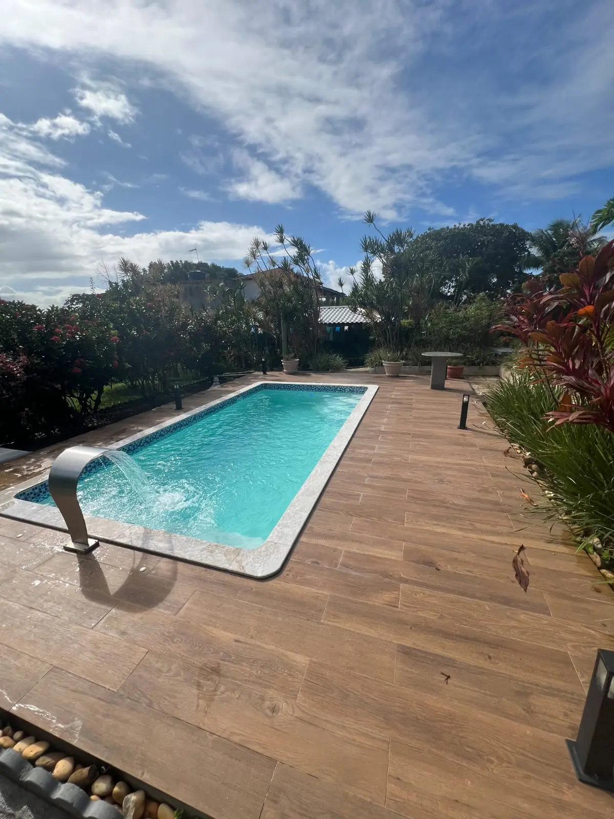 Piscina de fibra integrada a uma área residencial
