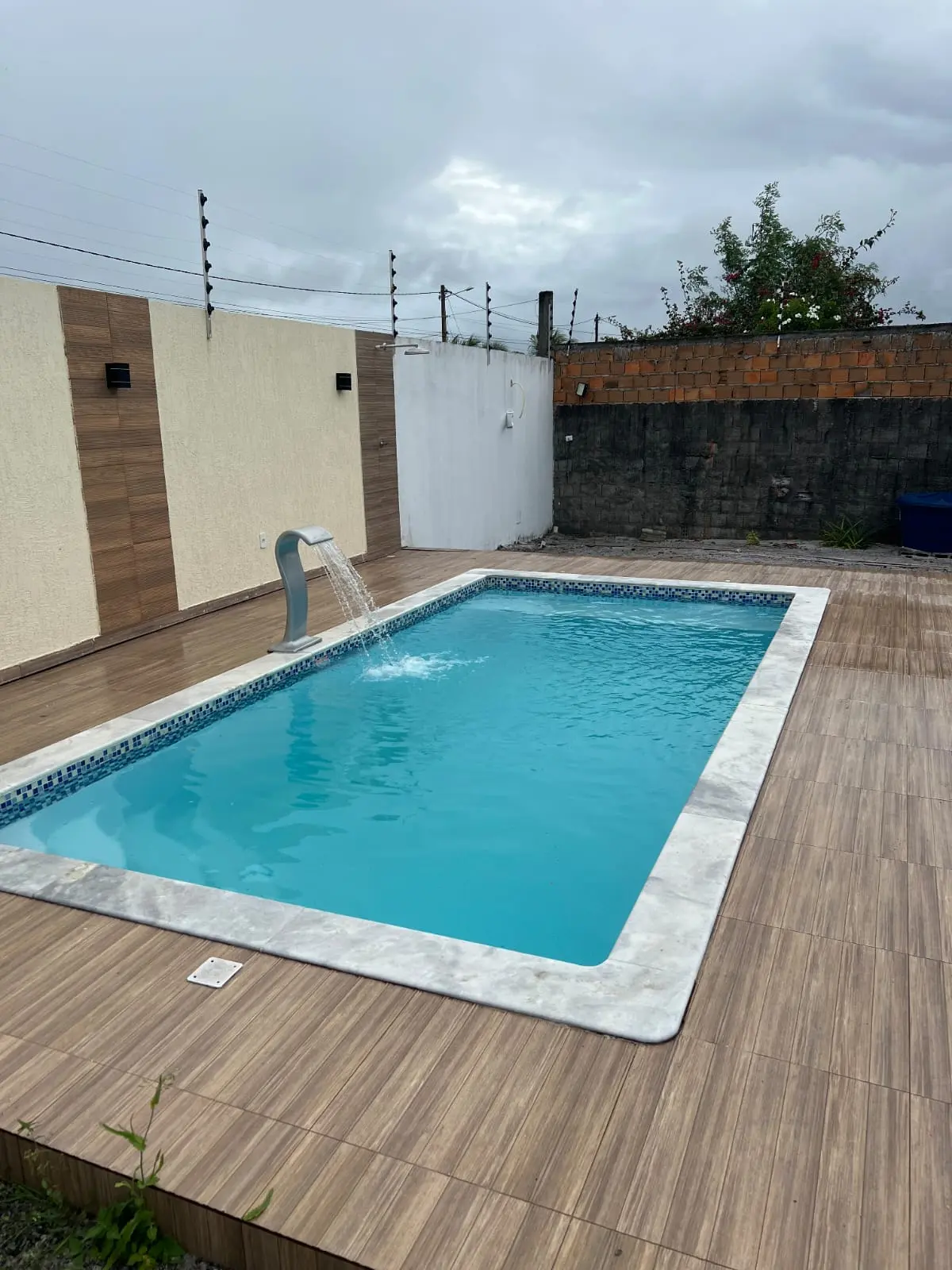 Piscina instalada em quintal compacto