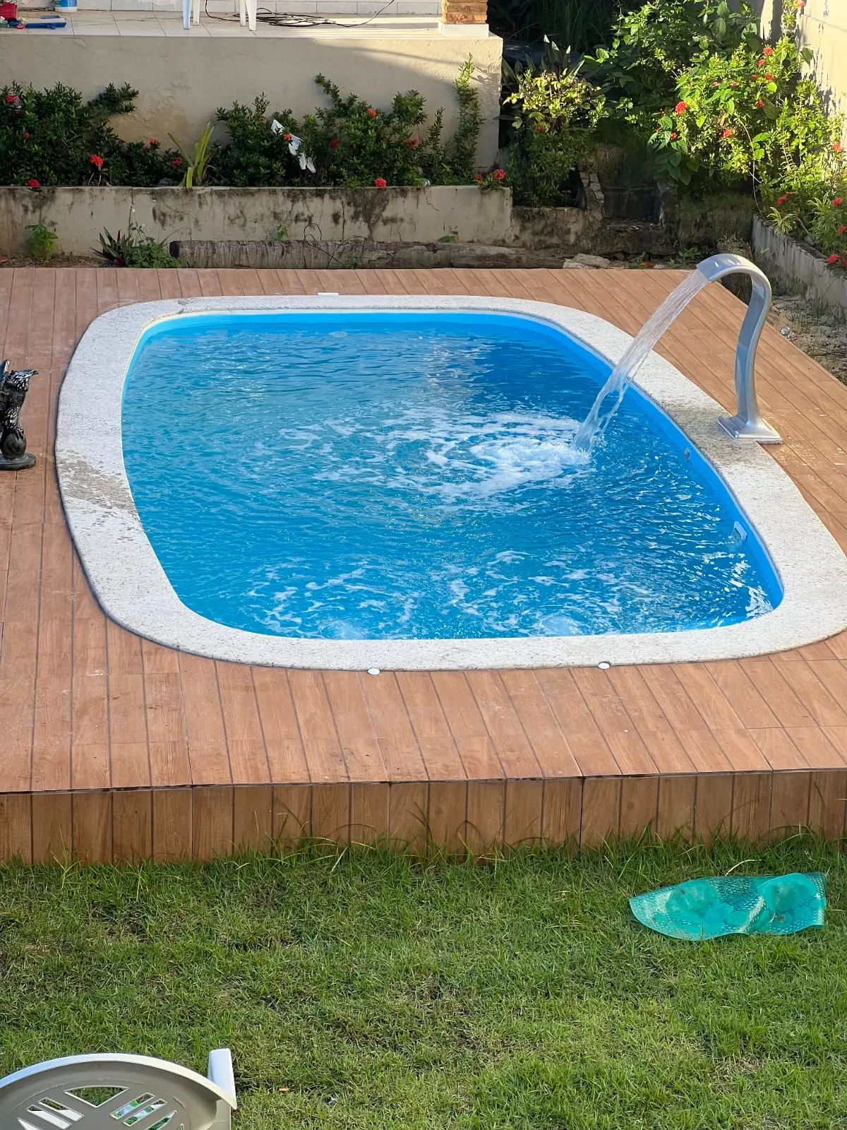Piscina compacta em área residencial