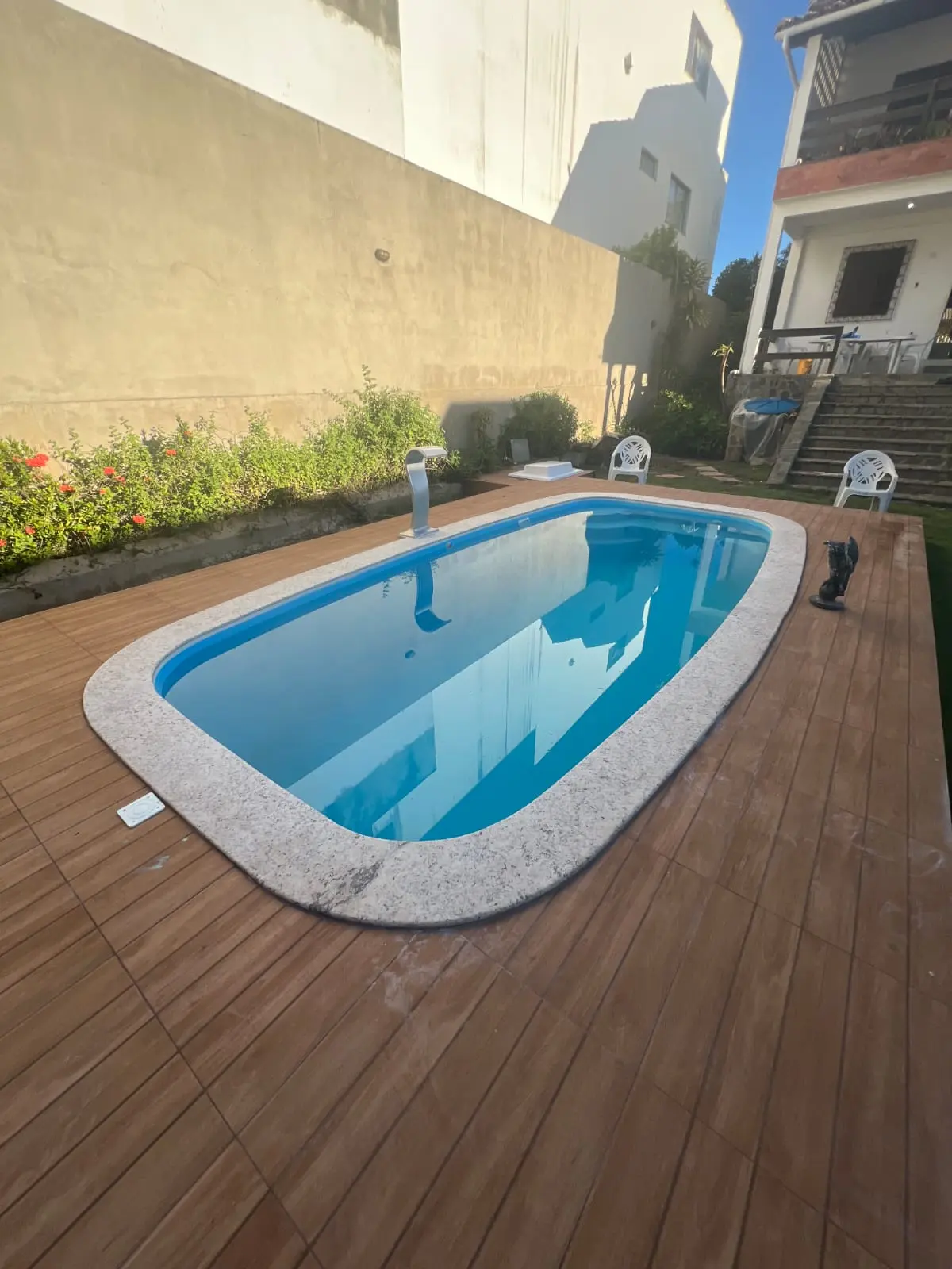 Piscina de fibra em área residencial