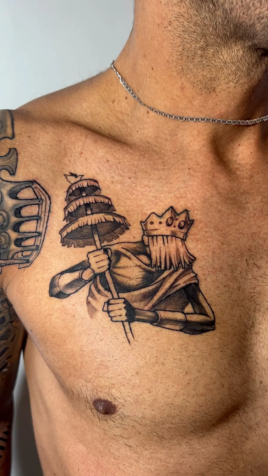 Tatuagem de figura com coroa no peito em estilo autoral